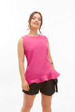 Cargar imagen en el visor de la galería, Blusa magenta con olanes 
