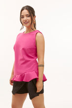 Cargar imagen en el visor de la galería, Blusa magenta con olanes 
